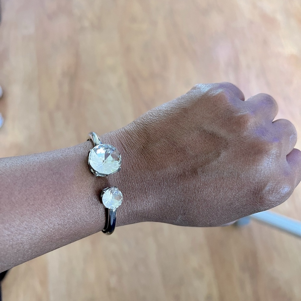 A costume jewelry bracelet